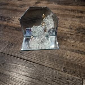 Spun glass slipper shoe on mirrored bottom and back Z